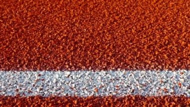 Arka plan şeritli bir stadyum üzerinde koşu parkuru dolly