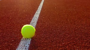 Tenis topları mahkeme hat boyunca haddeleme