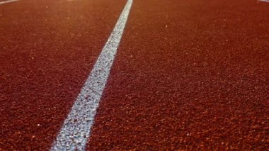 Tenis topları mahkeme hat boyunca haddeleme