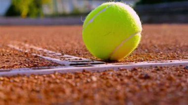 Kırmızı Tenis Kortu bir satırda haddeleme tenis topu durur