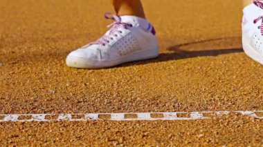 Hizmet öncesi bir kırmızı tenis kortunda tenis top zıplatma tenis oyuncusu
