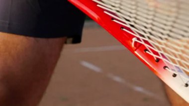 Tenis eğitimi sırasında hizmet bekliyor bir tenisçi gövdesini maç