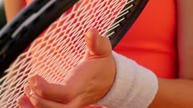 Onu tenis raketi net ayarlama bir tenis oyuncunun eli yakın çekim