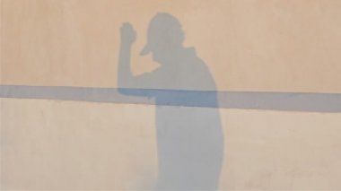 Tenis oyuncu servis tenis topu gölgesi