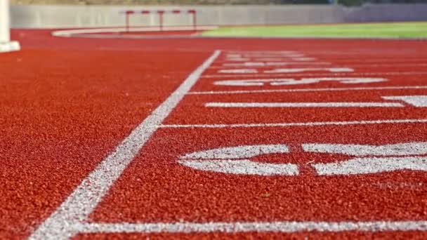 Pista de carreras con carriles en un estadio, dolly — Vídeos de Stock