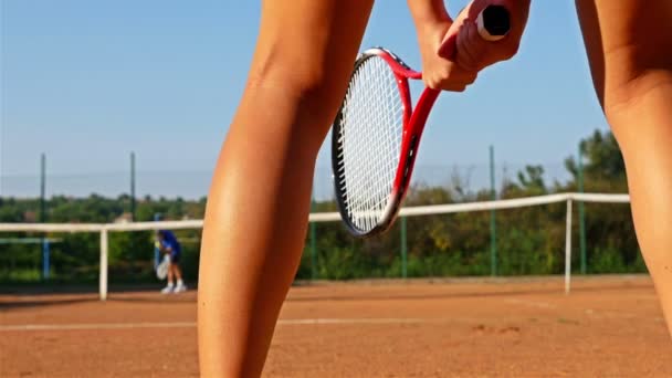 As pernas de um jogador de tênis esperando o serviço durante o jogo de treinamento de tênis — Vídeo de Stock