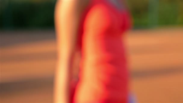 Girl tennis player with tennis racket and a ball making challenge gesture to the camera — Stock Video