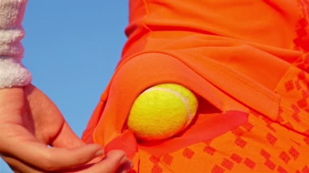 Flicka tennisspelare med en tennisboll från hennes rock fickan och förbereda för service — Stockvideo