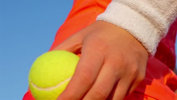 Flicka tennisspelare att sätta en tennisboll i fickan rock — Stockvideo