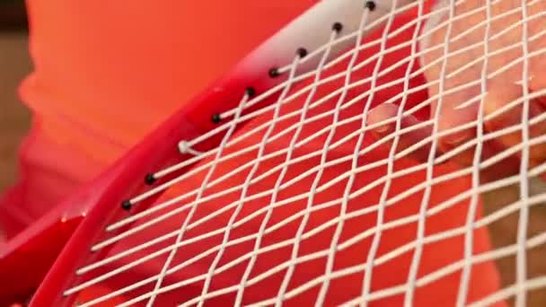 Close up van een tennisser hand aanpassen van het net van haar tennisracket — Stockvideo