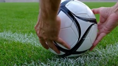 Futbol/futbol kavramı. Bir futbol topu futbol sahası köşe noktasındaki koyarak futbolcu eller