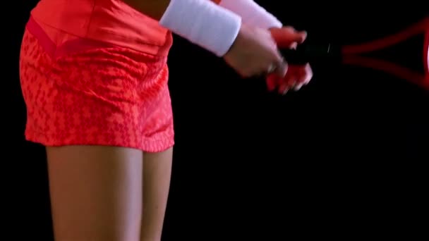 O corpo de uma jogadora de tênis esperando servir em um fundo preto — Vídeo de Stock