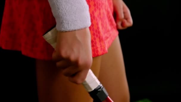 Gros plan des jambes et des mains des joueurs de tennis avec raquette de tennis sur fond noir — Video