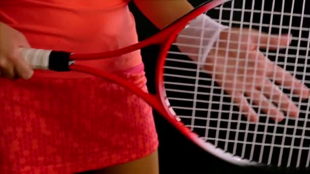 Primo piano della mano di un tennista che colpisce la rete della sua racchetta da tennis su sfondo nero — Video Stock