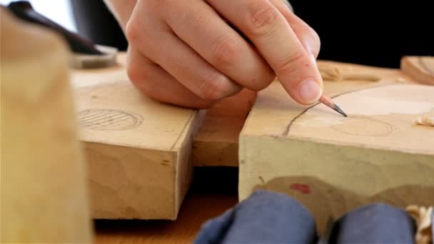 Ahşap oyma - insan el oyma önce odun parçası üzerinde çizim, dolly — Stok video