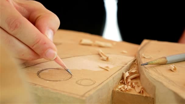 Hout snijwerk - mens hand tekening over een stuk hout voordat het snijwerk, dolly — Stockvideo