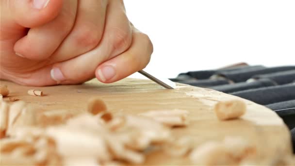 Holzschnitzerei - Menschenhand meißelt ein Stück Holz — Stockvideo