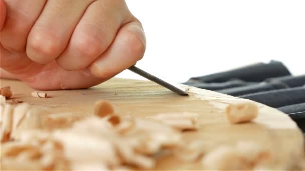 Hout snijwerk - menselijke hand beitelen een stuk hout — Stockvideo