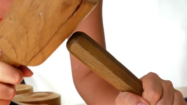 Резьба по дереву - человеческая рука, вырезающая кусок дерева — стоковое видео