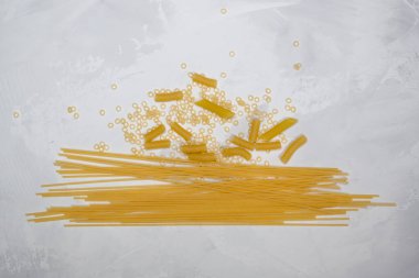 Gri arka planda uzun makarna, yemek, yemek, malzeme.