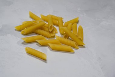 Gri arka planda orta boy erişte, yemek, yemek, malzeme