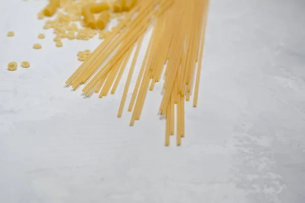 Fideos Largos Espagueti Sobre Fondo Gris Comida Cocina Ingrediente —  Fotos de Stock