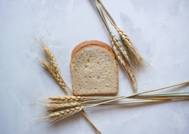 Gri arka planda buğday kulakları, sağlıklı yiyecekler