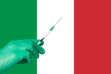 Corona aşısı İtalya bayrağı önünde