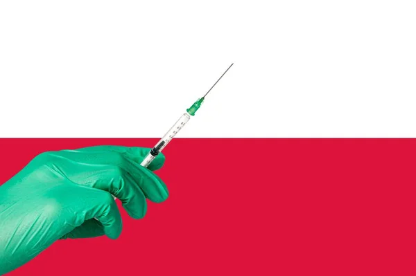 Εμβολιασμός κατά της κορώνας μπροστά από σημαία Πολωνίας — Φωτογραφία Αρχείου