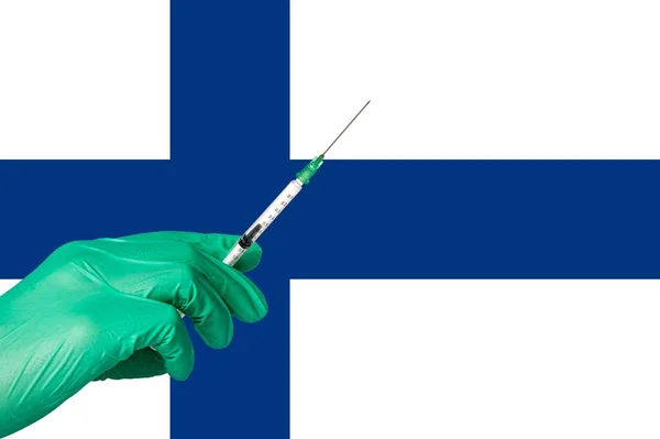 Finlandiya bayrağının önünde korona aşısı — Stok fotoğraf