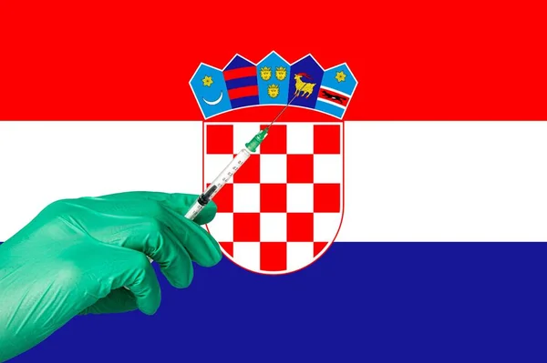 Вакцинація корони перед прапором Хорватії. — стокове фото