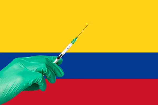 Vacunación con corona frente a una bandera de Colombia — Foto de Stock