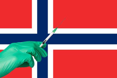Corona aşısı Norveç bayrağı önünde.