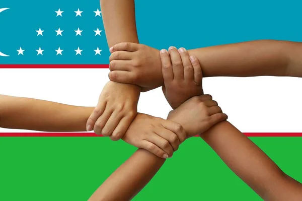Узбекский Флаг Межкультурная Группа Молодых Людей — стоковое фото
