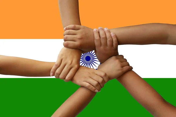India bandiera, integrazione di un gruppo multiculturale di giovani — Foto Stock