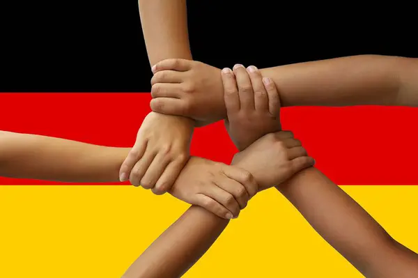 Flaga Niemiec, integracja wielokulturowej grupy młodzieży — Zdjęcie stockowe