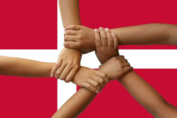 Danmarks flagga, intergration av en mångkulturell ungdomsgrupp — Stockfoto