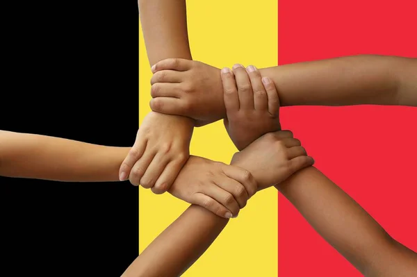 Belgie vlajka, intergrace multikulturní skupiny mladých lidí — Stock fotografie