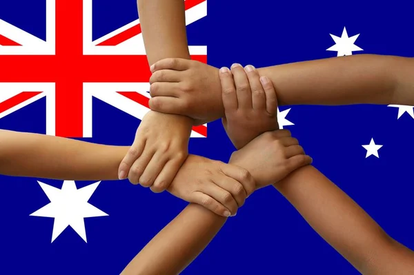 Bandera de Australia, integración de un grupo multicultural de jóvenes — Foto de Stock