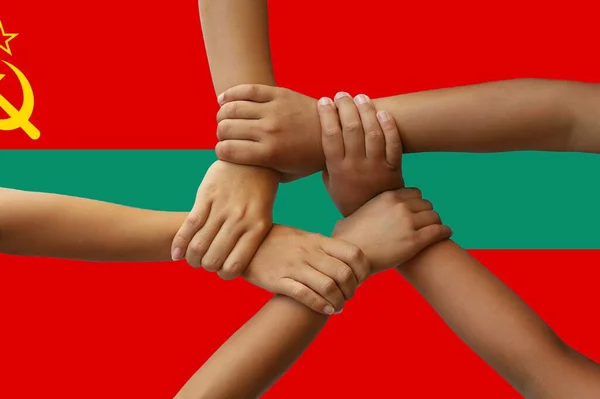 Transnistrien flagga, intergration av en mångkulturell ungdomsgrupp — Stockfoto