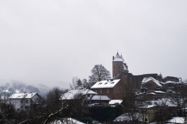 Bertradaburg Eifel 'de karlı bir kış günü.