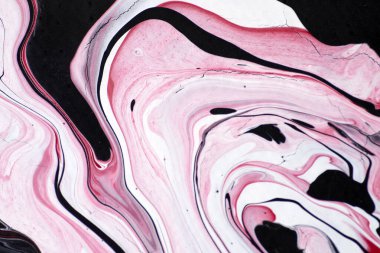 Kırmızı, siyah, beyaz ve pembe renklerde mermer akrilik desen