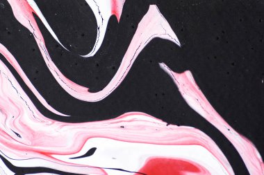 Kırmızı, siyah, beyaz ve pembe renklerde mermer akrilik desen