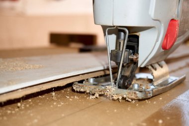 Tahta bir tahta, elektronik bir yapboz ile kesilmiş..