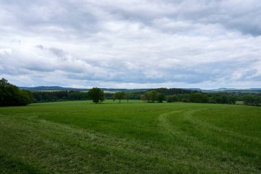 Vulkaneifel, Almanya 'daki manzaranın panoramik bir fotoğrafı.