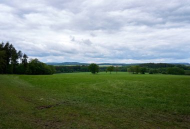 Vulkaneifel, Almanya 'daki manzaranın panoramik bir fotoğrafı.