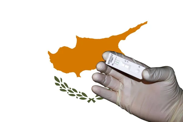 Рука Негативним Антигенним Аналізом Корони Перед Прапором Кіпру Стокове Фото