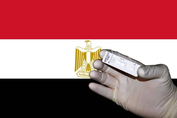 Рука Негативним Антигенним Аналізом Корони Перед Прапором Єгипту Стокове Зображення