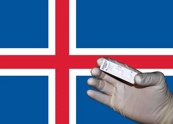 Ruka Ukazující Negativní Antigenní Korona Rychlý Test Před Vlajkou Islandu — Stock fotografie