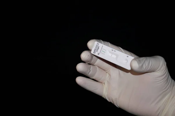 A hand showing a negative antigenic corona rapid test